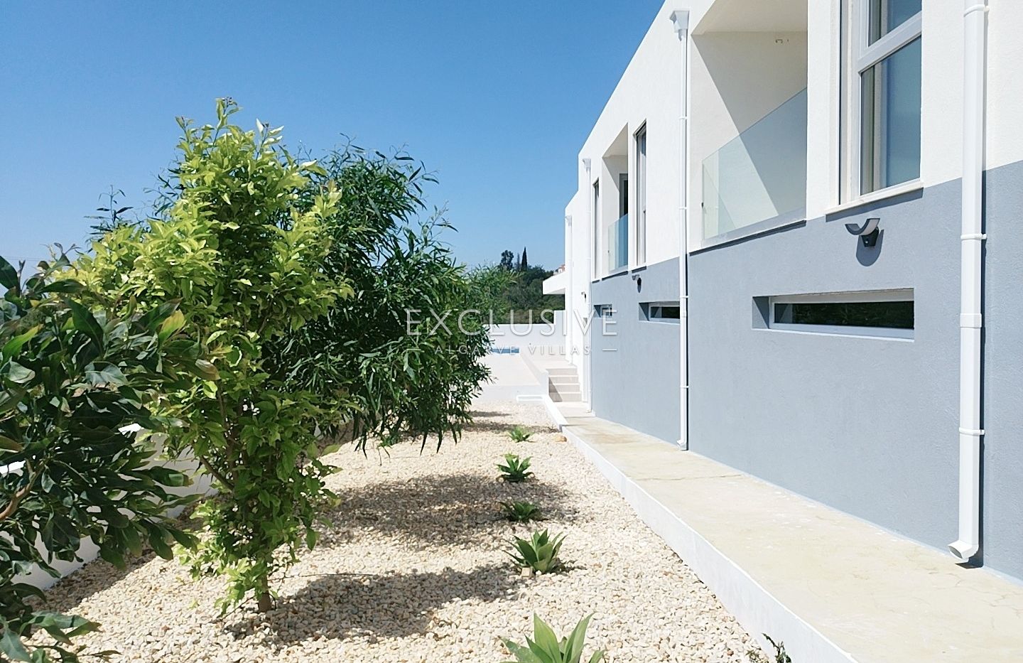 brand New Contemporary 3-Bedroom Villa with Pool & Garage, Central Algarve