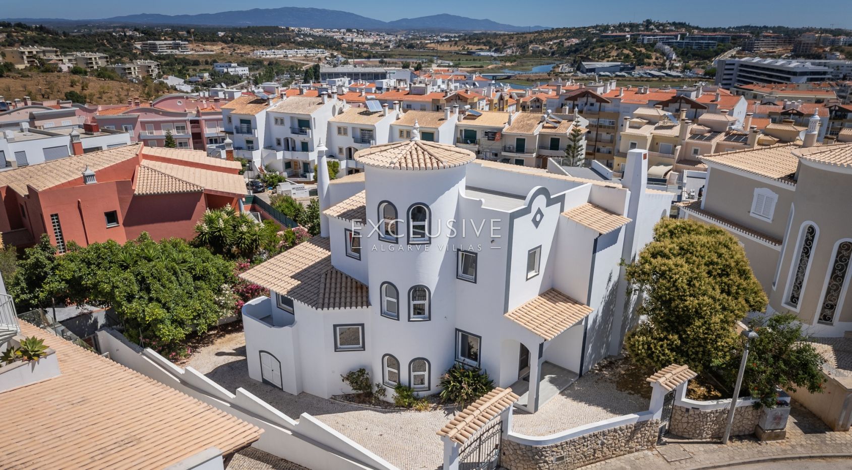 Fully Renovated Modern Villa with Sea Views in Cerro das Mós, Lagos