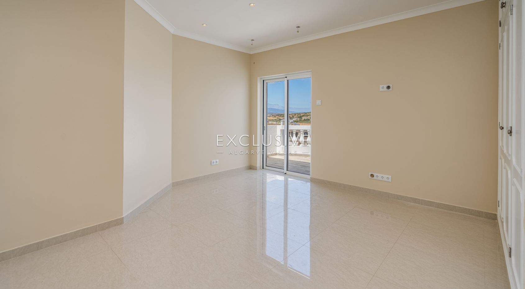 Fully Renovated Modern Villa with Sea Views in Cerro das Mós, Lagos