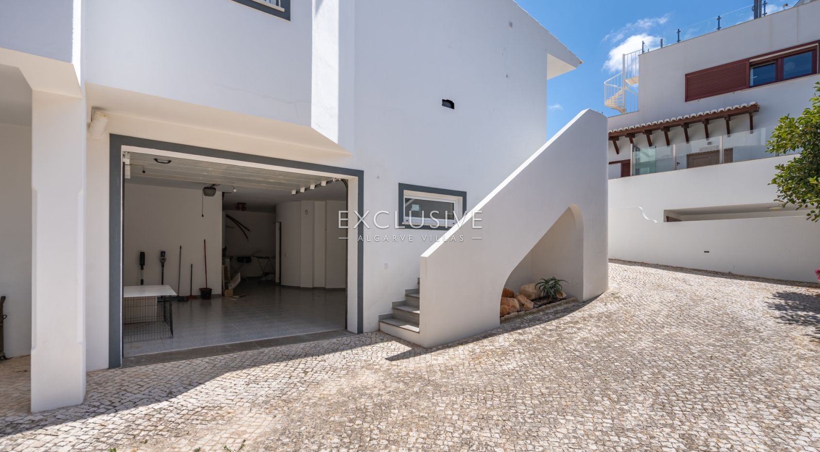Fully Renovated Modern Villa with Sea Views in Cerro das Mós, Lagos