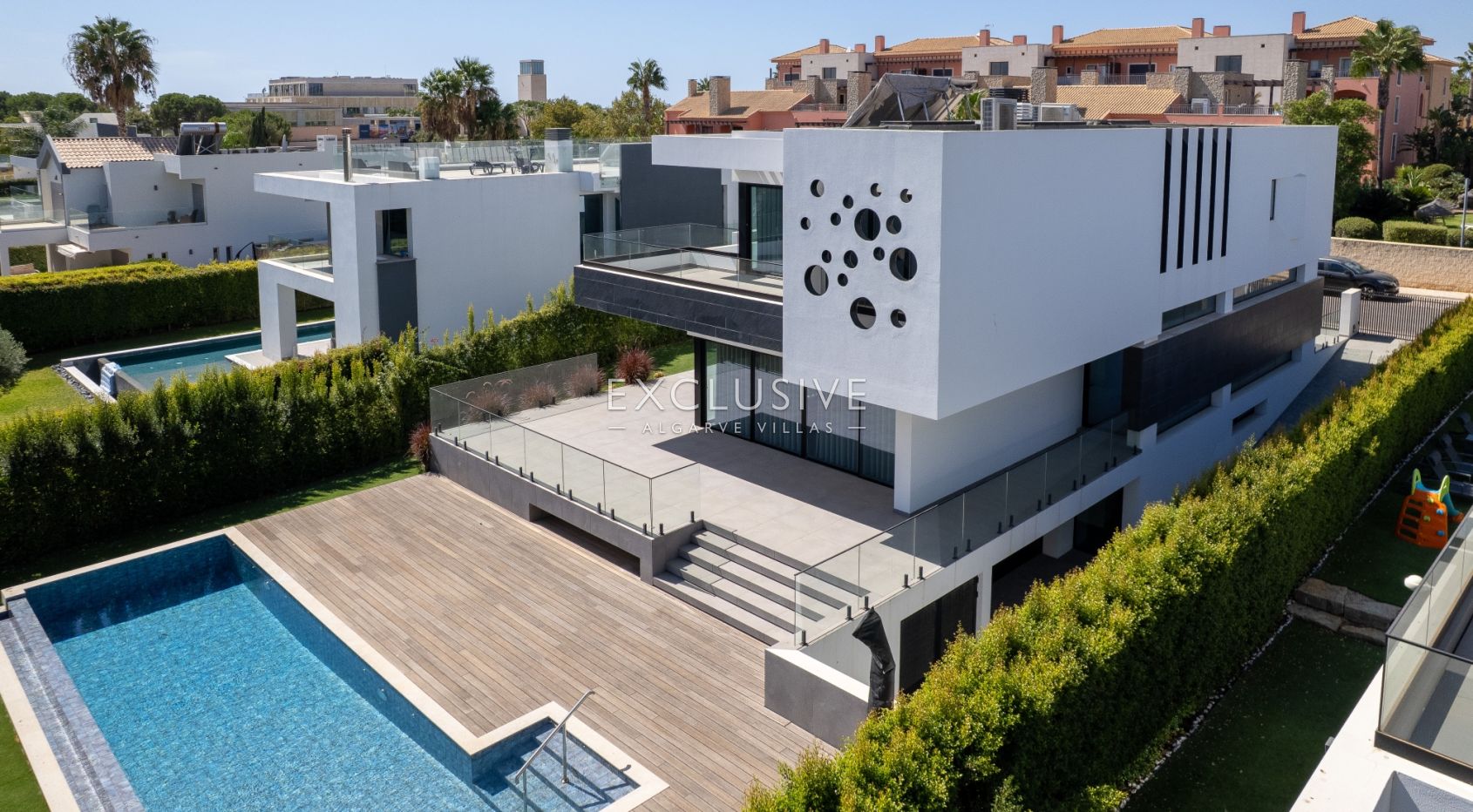 Buy Luxurious 4+1 Bedroom Villa with Pool Overlooking Els Golf Course in Vilamoura