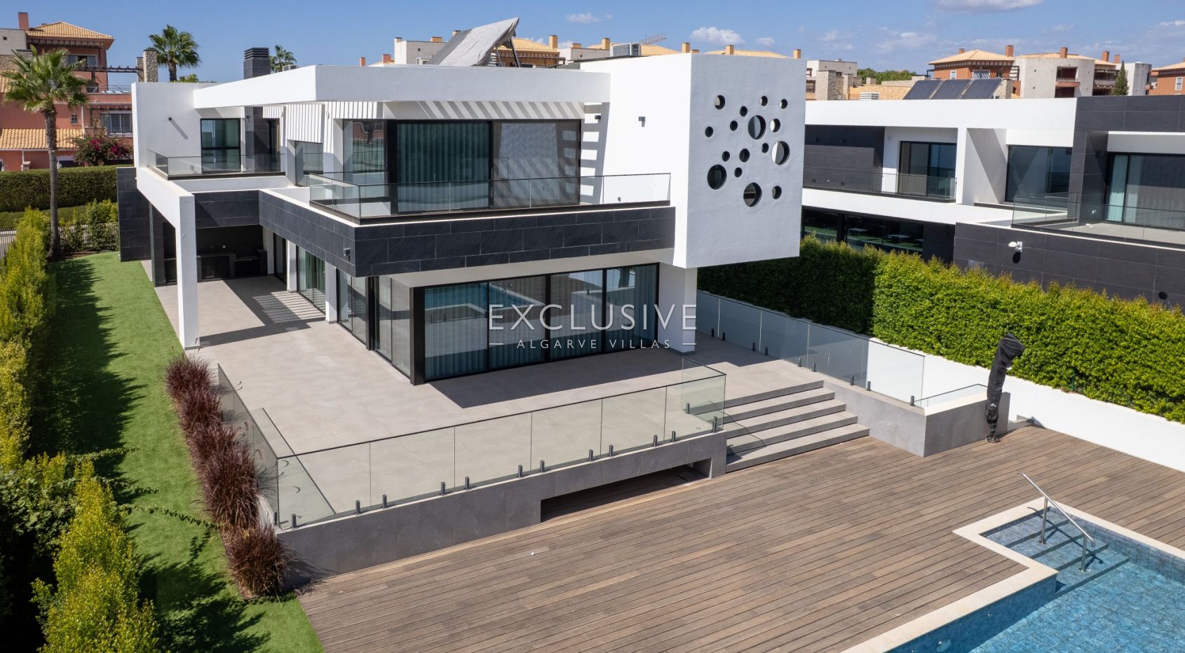 Buy Luxurious 4+1 Bedroom Villa with Pool Overlooking Els Golf Course in Vilamoura
