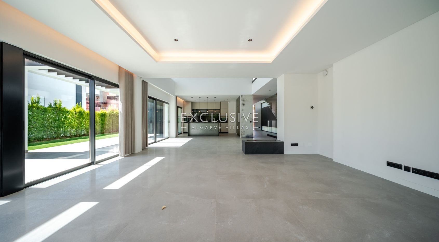 Buy Luxurious 4+1 Bedroom Villa with Pool Overlooking Els Golf Course in Vilamoura