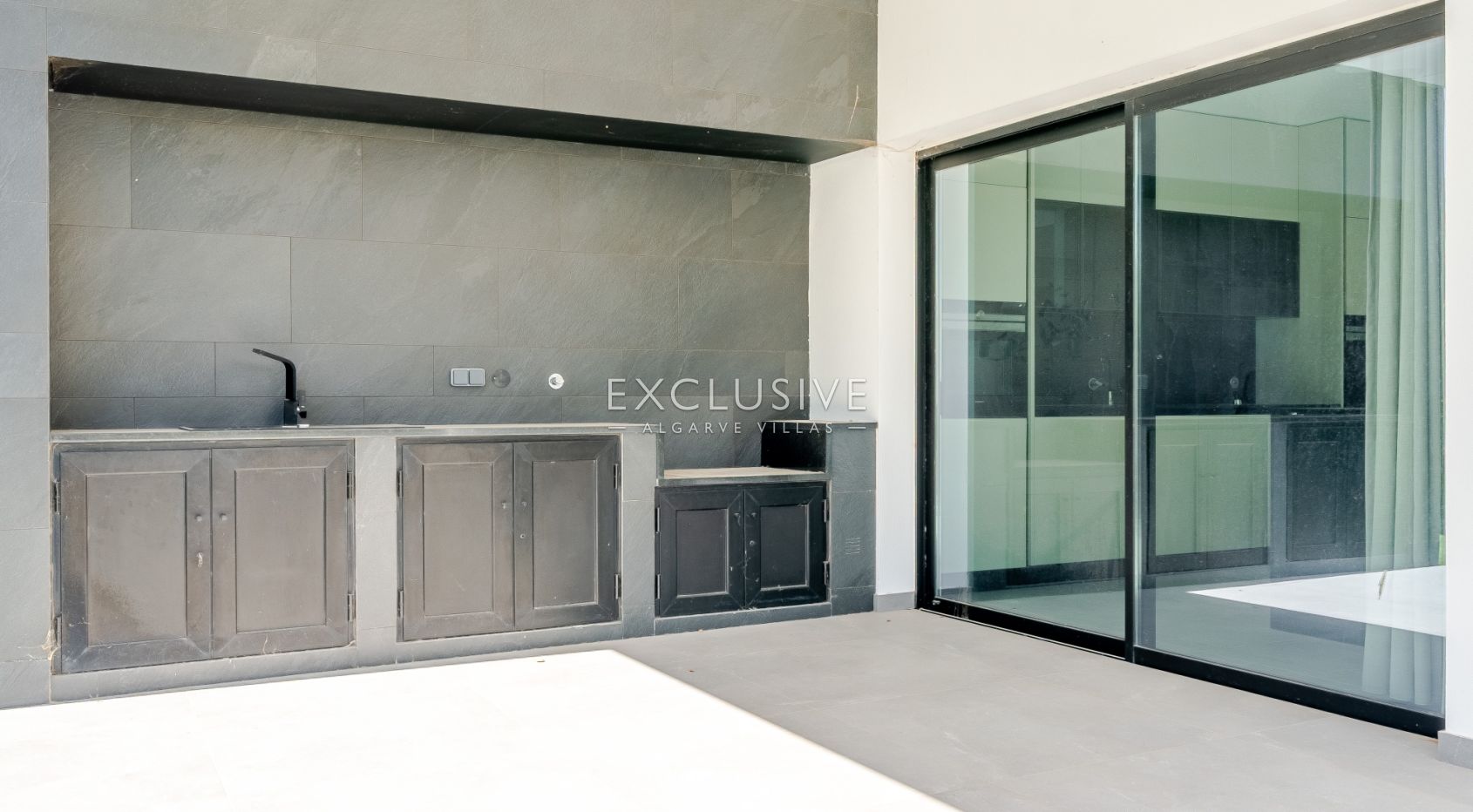 Buy Luxurious 4+1 Bedroom Villa with Pool Overlooking Els Golf Course in Vilamoura