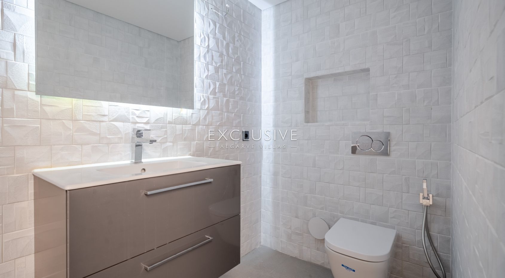Buy Luxurious 4+1 Bedroom Villa with Pool Overlooking Els Golf Course in Vilamoura