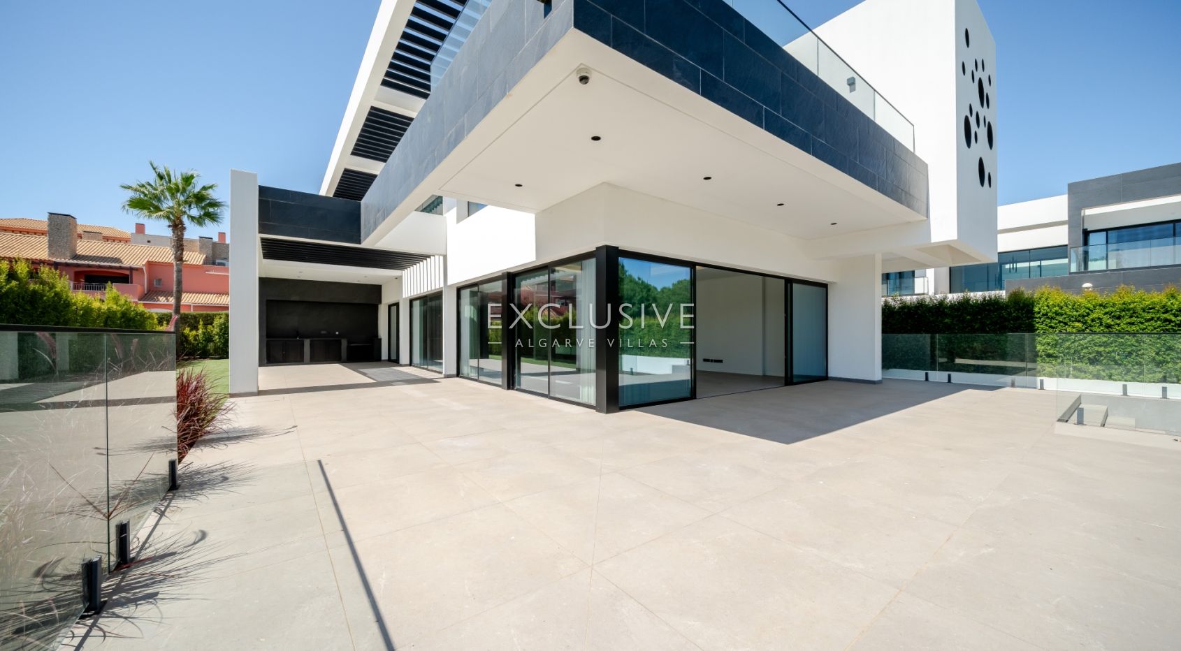 Buy Luxurious 4+1 Bedroom Villa with Pool Overlooking Els Golf Course in Vilamoura