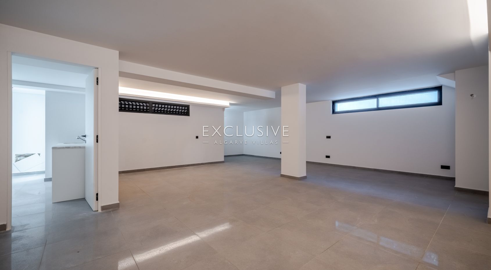 Buy Luxurious 4+1 Bedroom Villa with Pool Overlooking Els Golf Course in Vilamoura