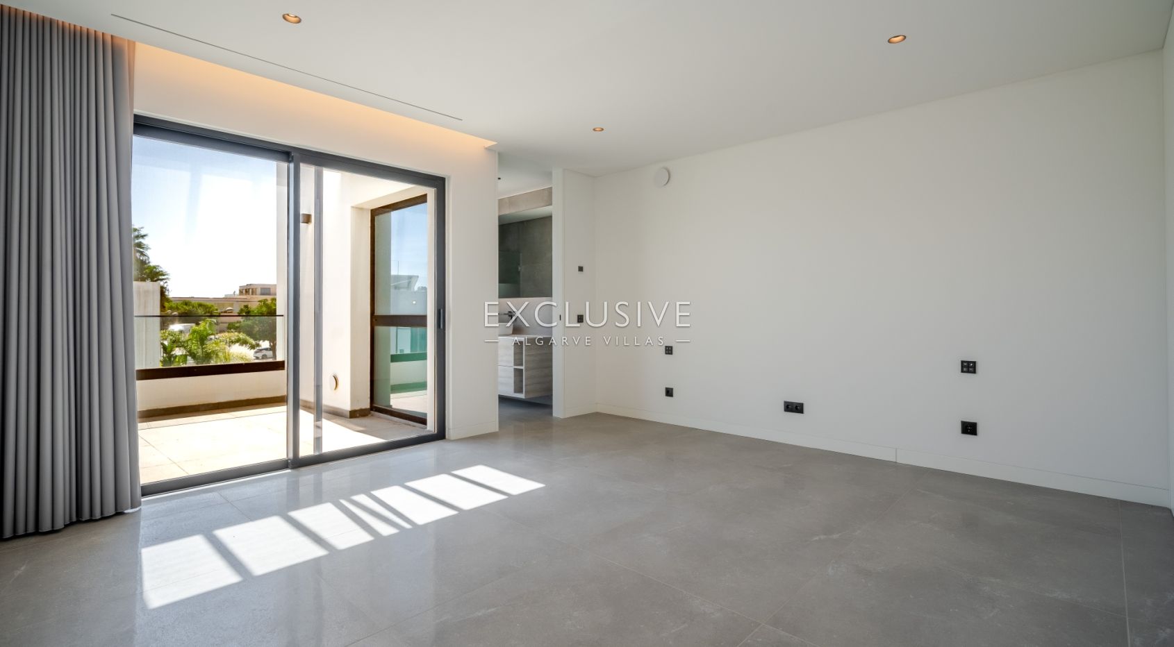 Buy Luxurious 4+1 Bedroom Villa with Pool Overlooking Els Golf Course in Vilamoura