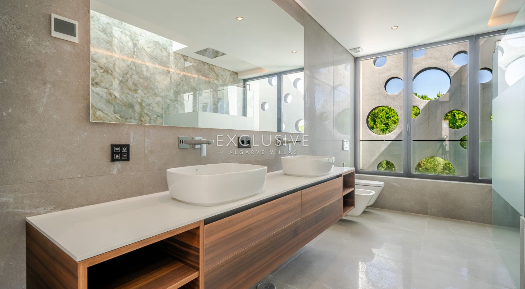 Buy Luxurious 4+1 Bedroom Villa with Pool Overlooking Els Golf Course in Vilamoura
