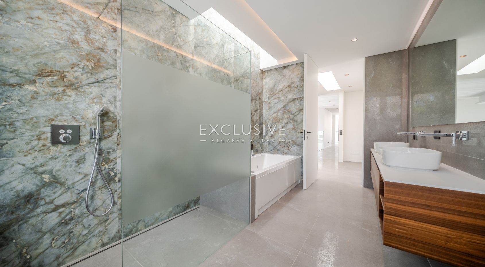 Buy Luxurious 4+1 Bedroom Villa with Pool Overlooking Els Golf Course in Vilamoura