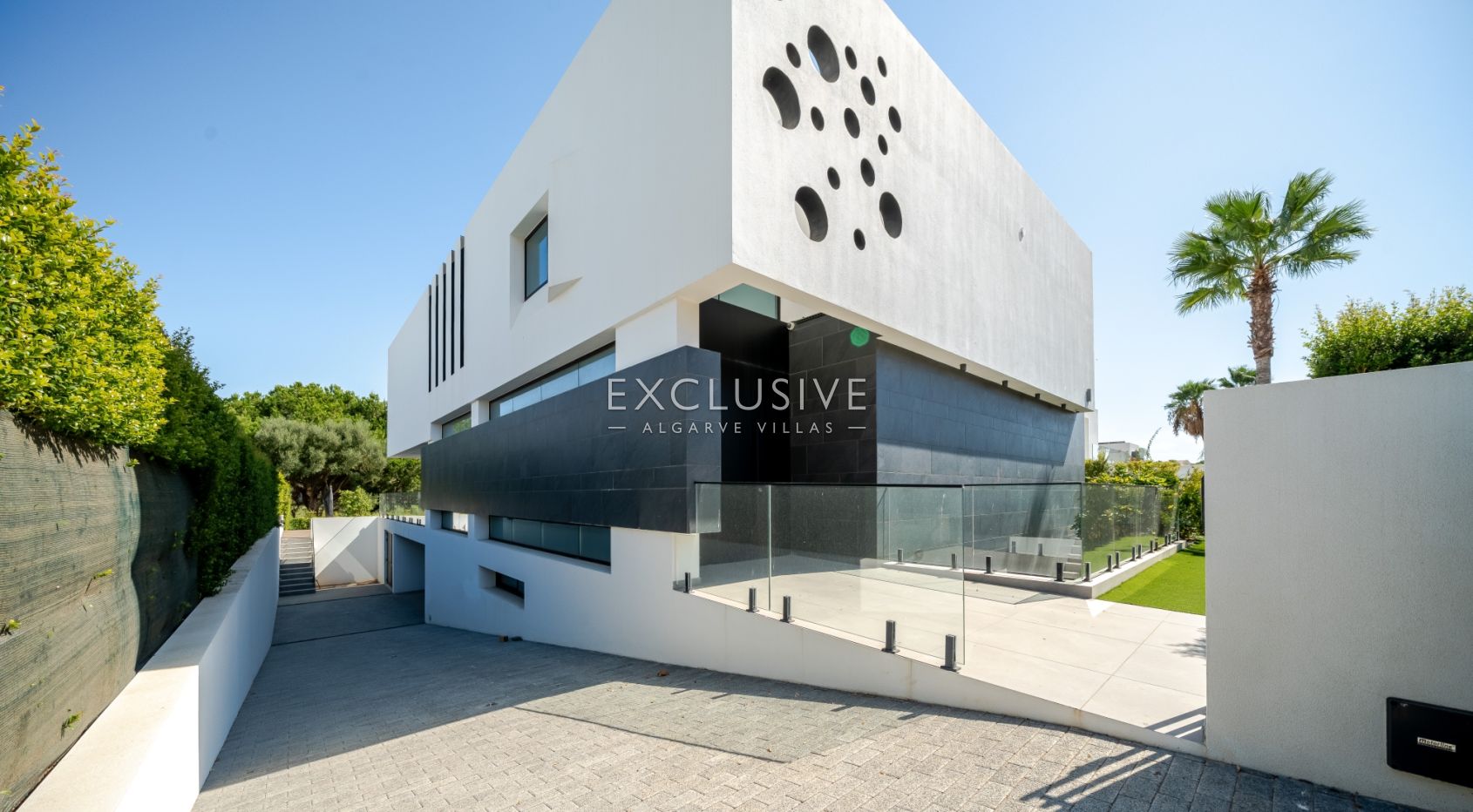 Buy Luxurious 4+1 Bedroom Villa with Pool Overlooking Els Golf Course in Vilamoura