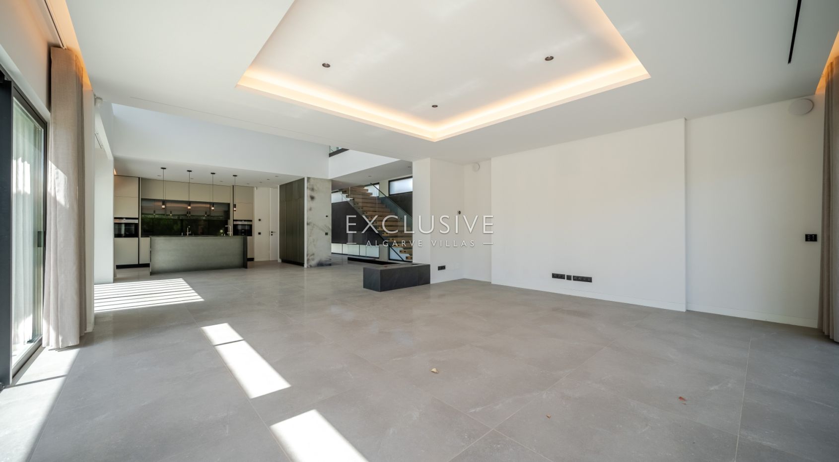Buy Luxurious 4+1 Bedroom Villa with Pool Overlooking Els Golf Course in Vilamoura