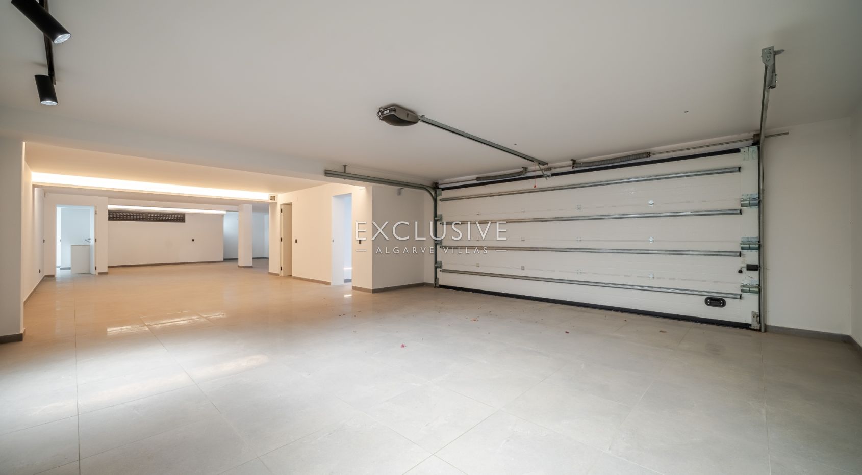Buy Luxurious 4+1 Bedroom Villa with Pool Overlooking Els Golf Course in Vilamoura