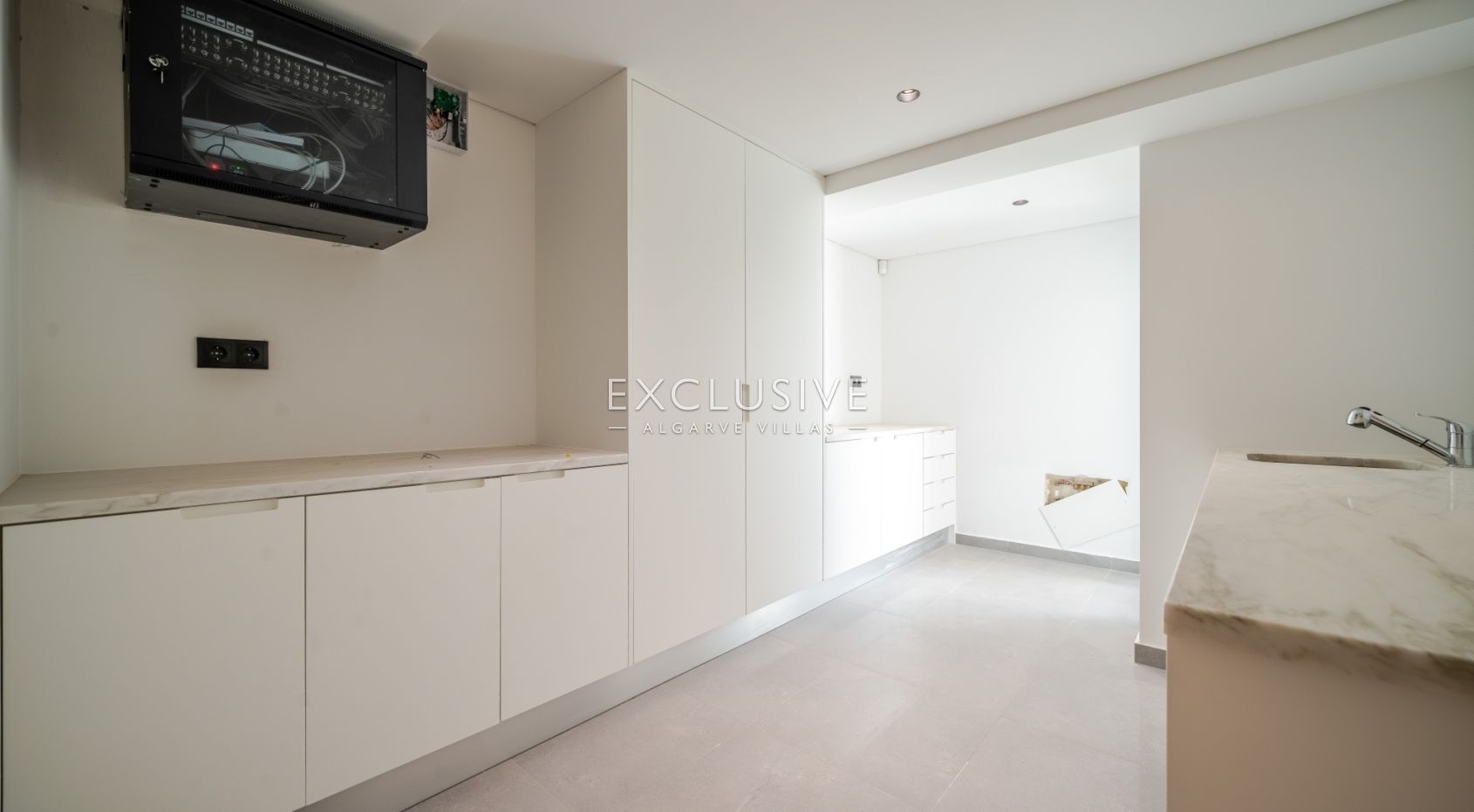 Buy Luxurious 4+1 Bedroom Villa with Pool Overlooking Els Golf Course in Vilamoura