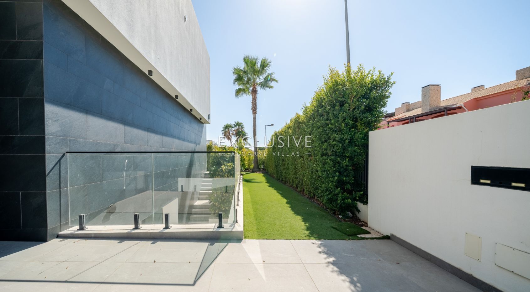 Buy Luxurious 4+1 Bedroom Villa with Pool Overlooking Els Golf Course in Vilamoura