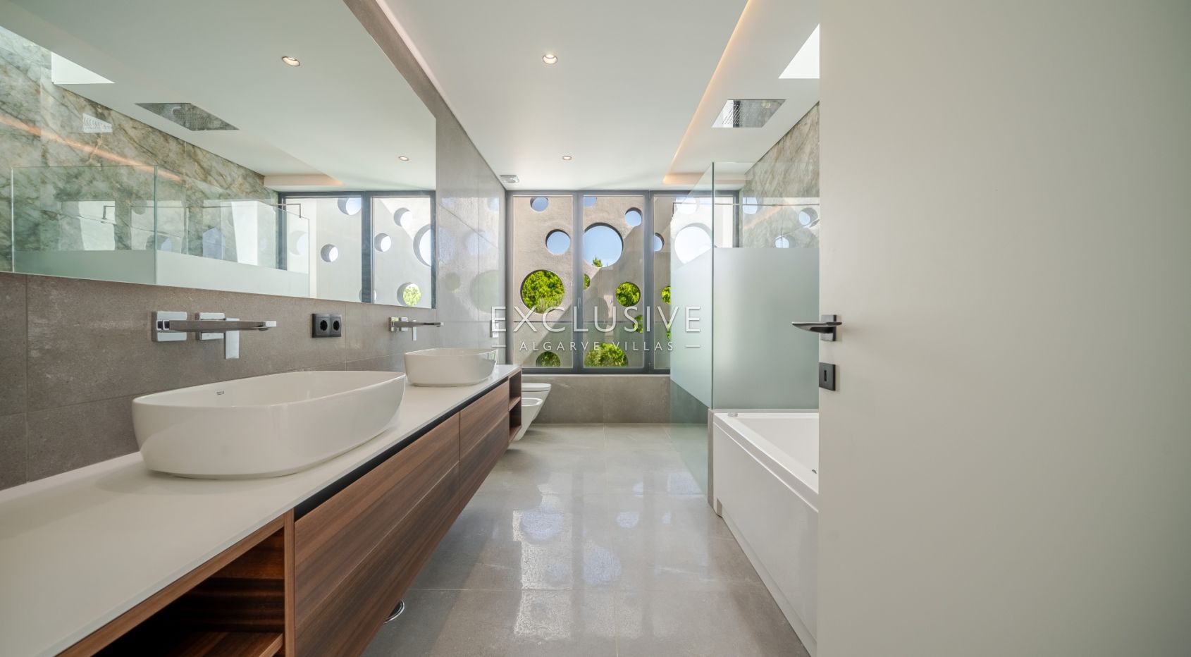 Buy Luxurious 4+1 Bedroom Villa with Pool Overlooking Els Golf Course in Vilamoura