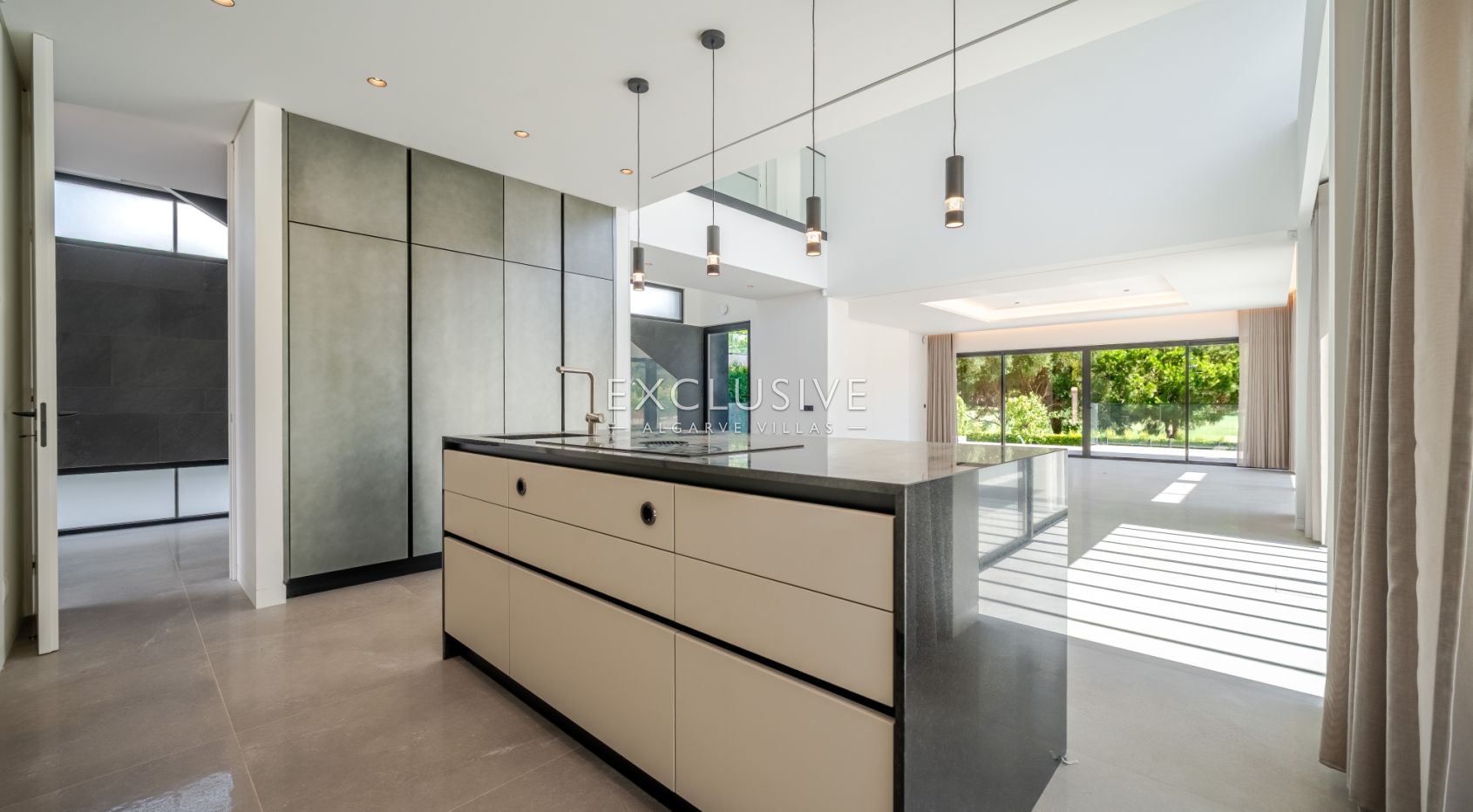 Buy Luxurious 4+1 Bedroom Villa with Pool Overlooking Els Golf Course in Vilamoura