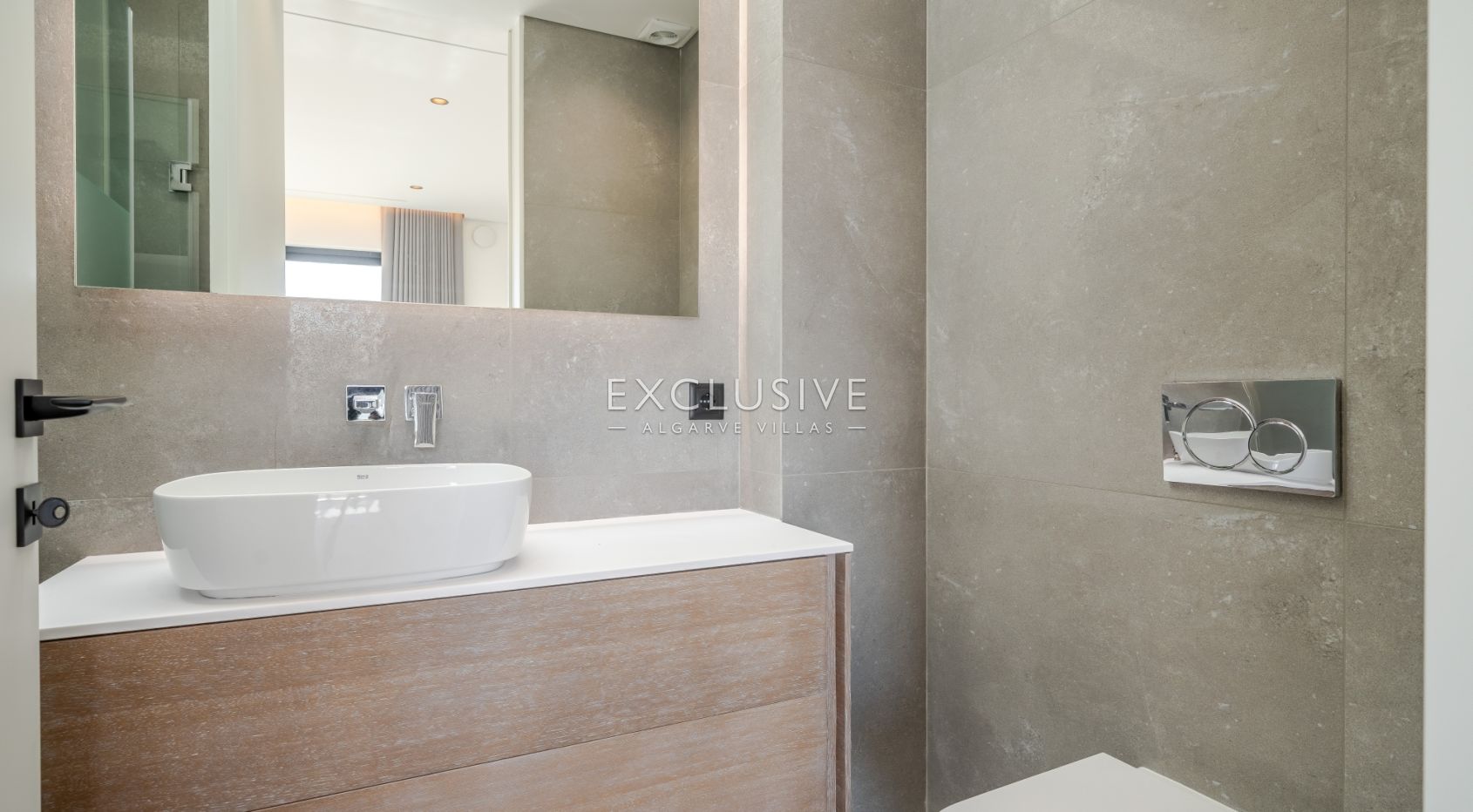 Buy Luxurious 4+1 Bedroom Villa with Pool Overlooking Els Golf Course in Vilamoura