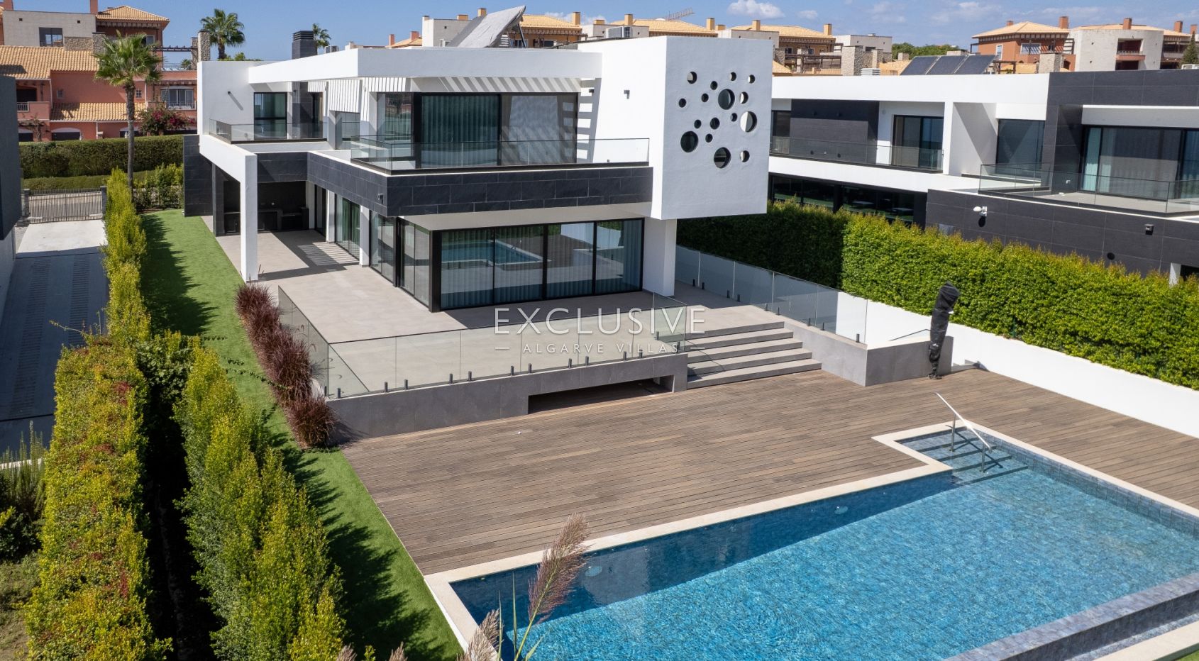 Buy Luxurious 4+1 Bedroom Villa with Pool Overlooking Els Golf Course in Vilamoura