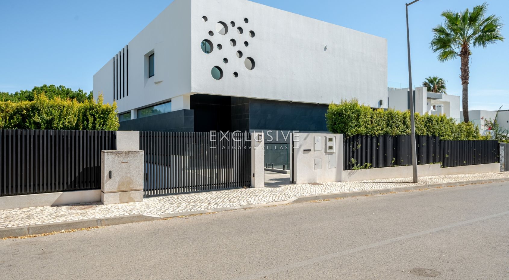 Buy Luxurious 4+1 Bedroom Villa with Pool Overlooking Els Golf Course in Vilamoura