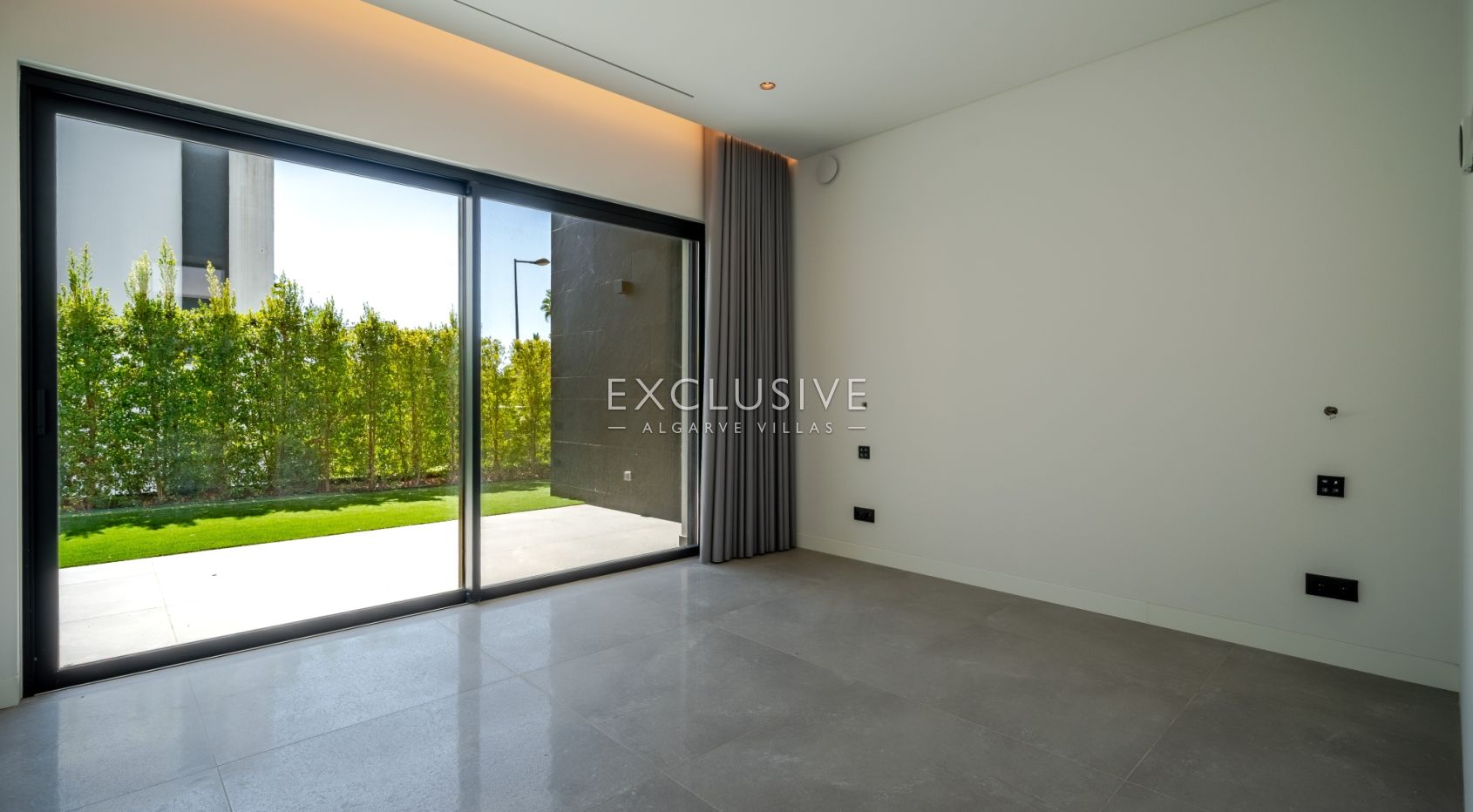 Buy Luxurious 4+1 Bedroom Villa with Pool Overlooking Els Golf Course in Vilamoura