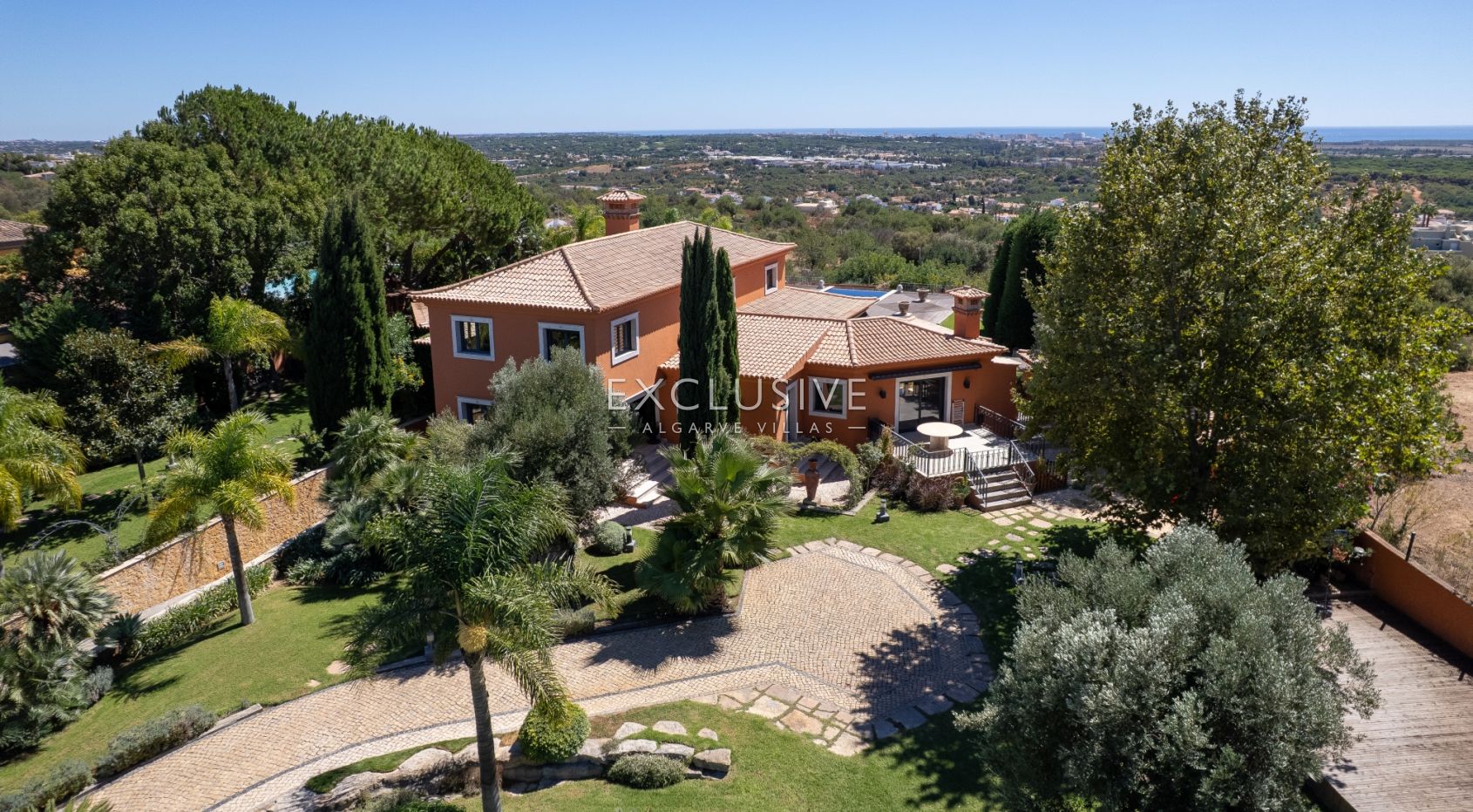 Zeitlose 5-Schlafzimmer Algarve Villa mit Meerblick und Infinity Pool in Boliqueime