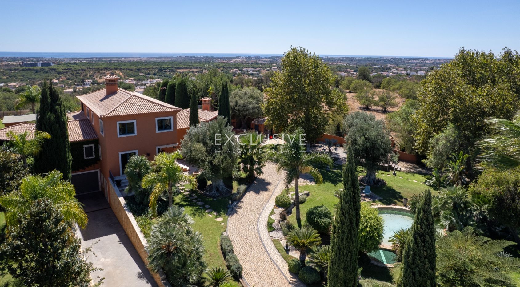 Zeitlose 5-Schlafzimmer Algarve Villa mit Meerblick und Infinity Pool in Boliqueime