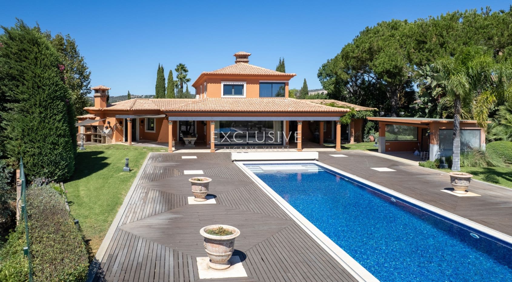 Zeitlose 5-Schlafzimmer Algarve Villa mit Meerblick und Infinity Pool in Boliqueime-1