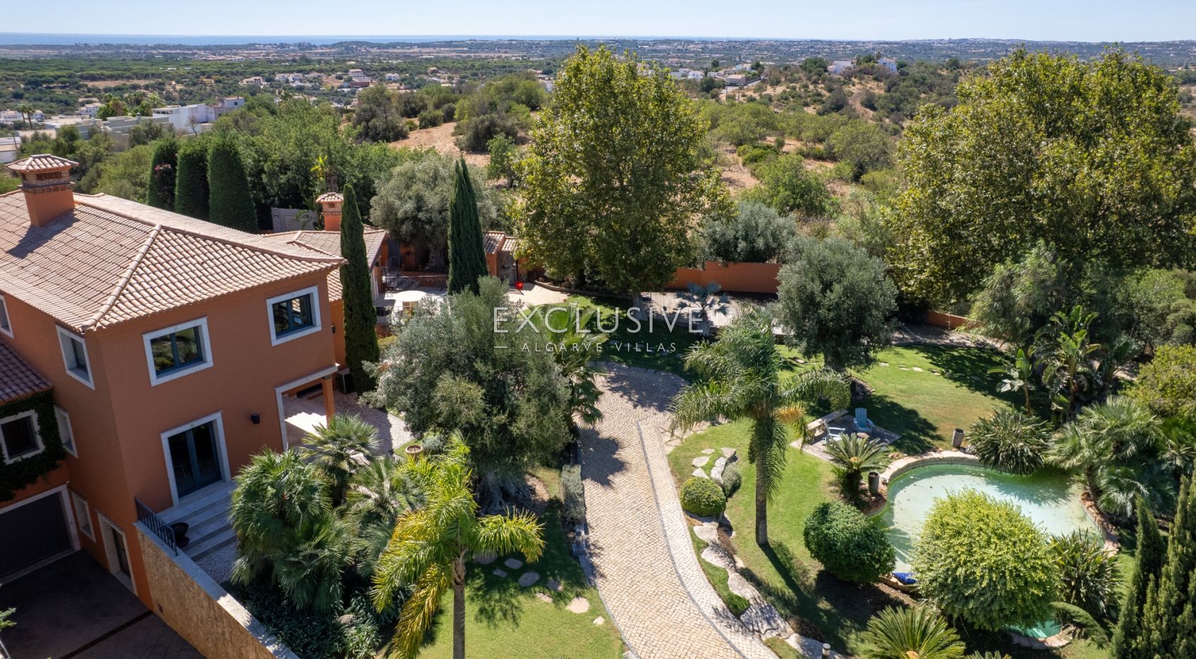 Zeitlose 5-Schlafzimmer Algarve Villa mit Meerblick und Infinity Pool in Boliqueime