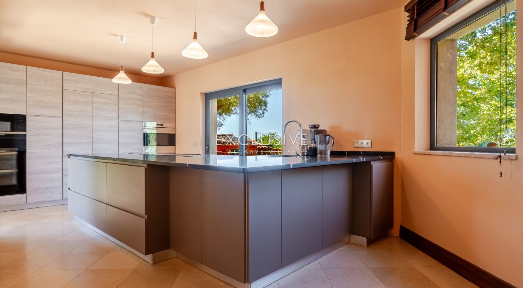 Zeitlose 5-Schlafzimmer Algarve Villa mit Meerblick und Infinity Pool in Boliqueime