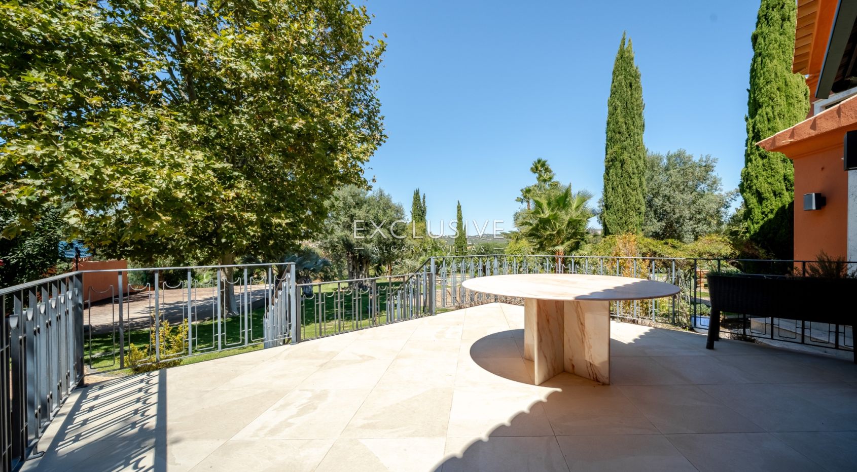 Zeitlose 5-Schlafzimmer Algarve Villa mit Meerblick und Infinity Pool in Boliqueime