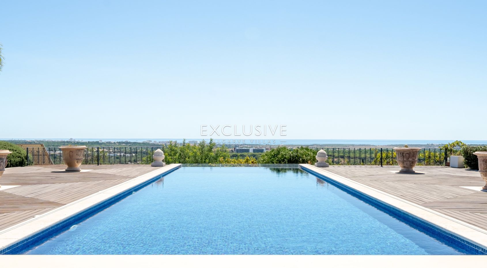 Zeitlose 5-Schlafzimmer Algarve Villa mit Meerblick und Infinity Pool in Boliqueime