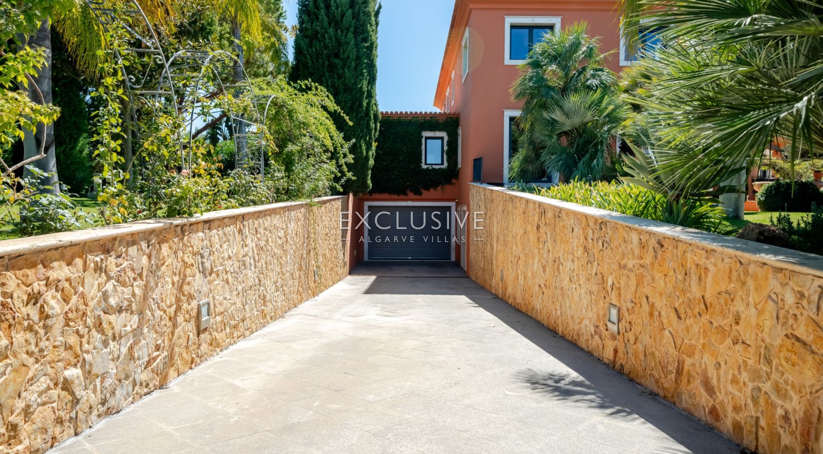 Zeitlose 5-Schlafzimmer Algarve Villa mit Meerblick und Infinity Pool in Boliqueime