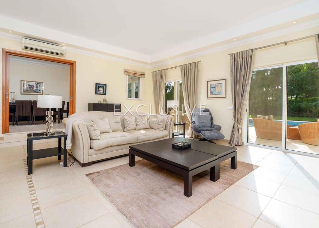 Elégante villa de 4 chambres à coucher avec accès privé au golf à Vila Sol Resort, Algarve