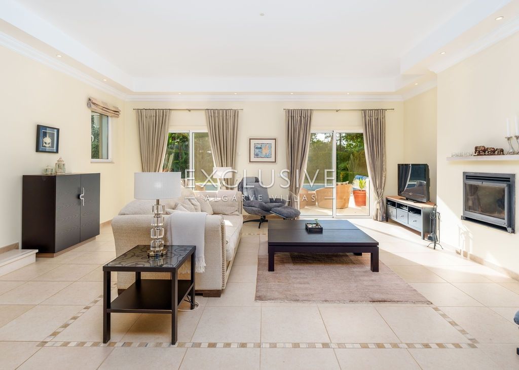 Elégante villa de 4 chambres à coucher avec accès privé au golf à Vila Sol Resort, Algarve