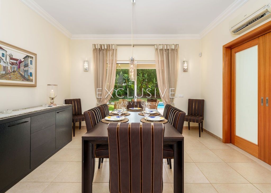 Elégante villa de 4 chambres à coucher avec accès privé au golf à Vila Sol Resort, Algarve