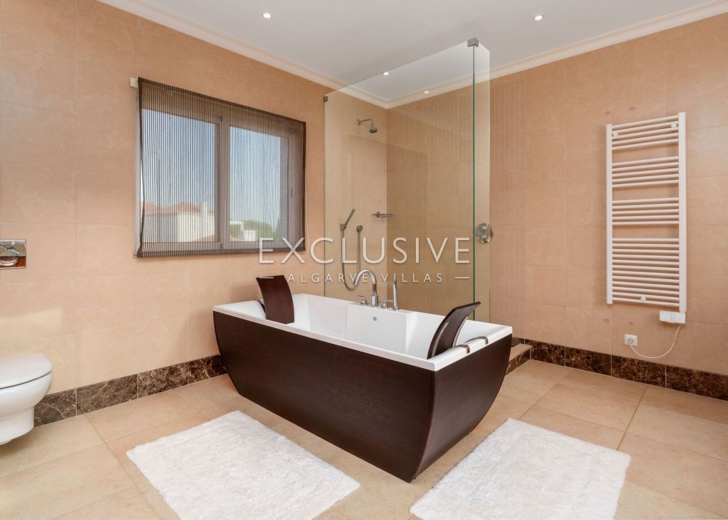 Elégante villa de 4 chambres à coucher avec accès privé au golf à Vila Sol Resort, Algarve