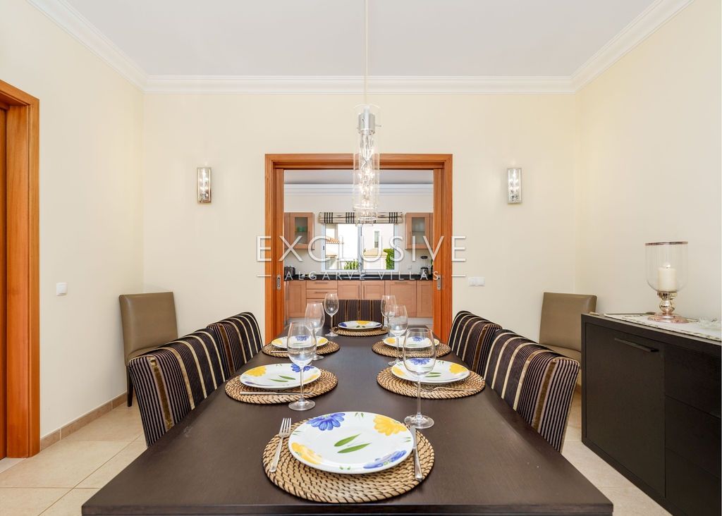 Elégante villa de 4 chambres à coucher avec accès privé au golf à Vila Sol Resort, Algarve