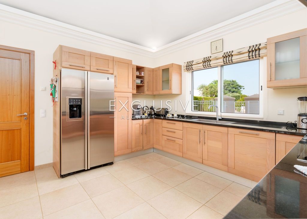 Elégante villa de 4 chambres à coucher avec accès privé au golf à Vila Sol Resort, Algarve