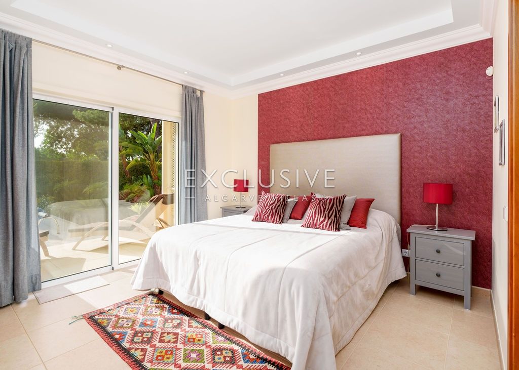 Elégante villa de 4 chambres à coucher avec accès privé au golf à Vila Sol Resort, Algarve