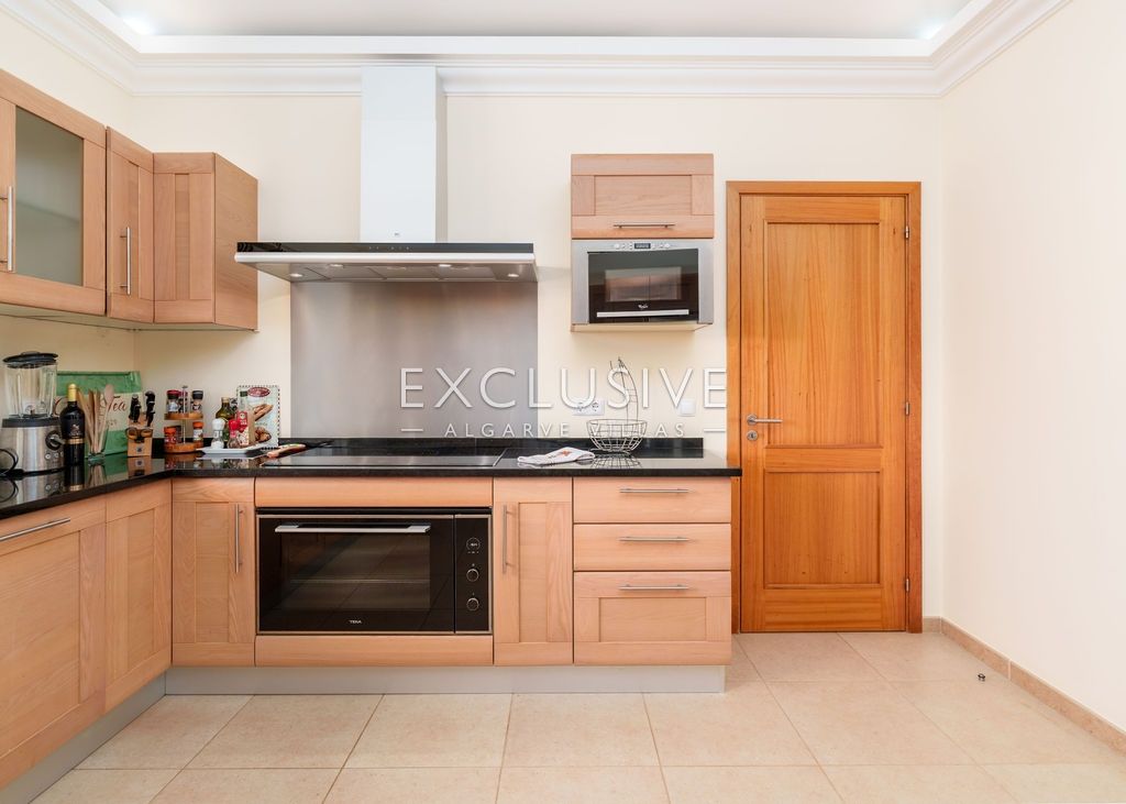 Elégante villa de 4 chambres à coucher avec accès privé au golf à Vila Sol Resort, Algarve