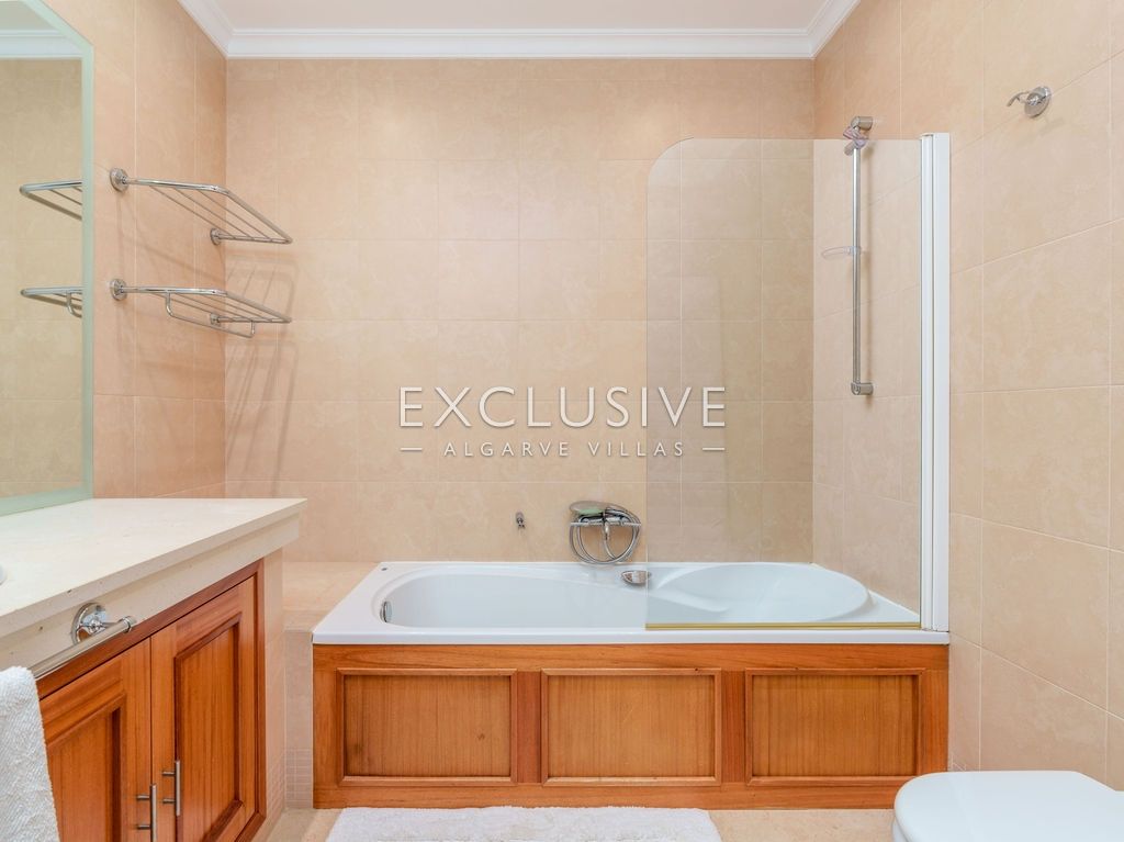 Elégante villa de 4 chambres à coucher avec accès privé au golf à Vila Sol Resort, Algarve