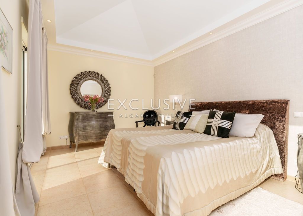 Elégante villa de 4 chambres à coucher avec accès privé au golf à Vila Sol Resort, Algarve