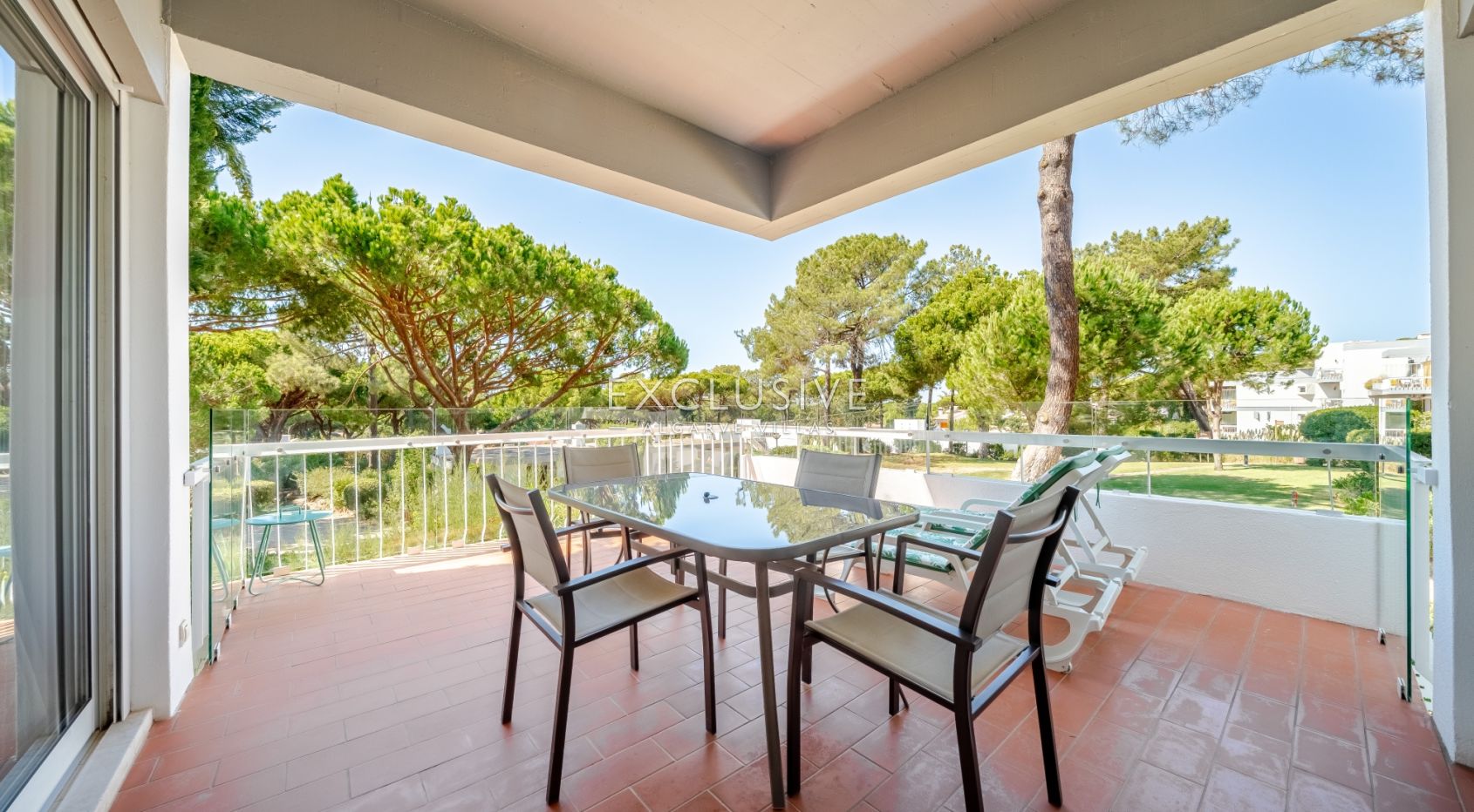 Sie eine Wohnung im ersten Stock mit drei Schlafzimmern in Pinhal da Marina, Vilamoura