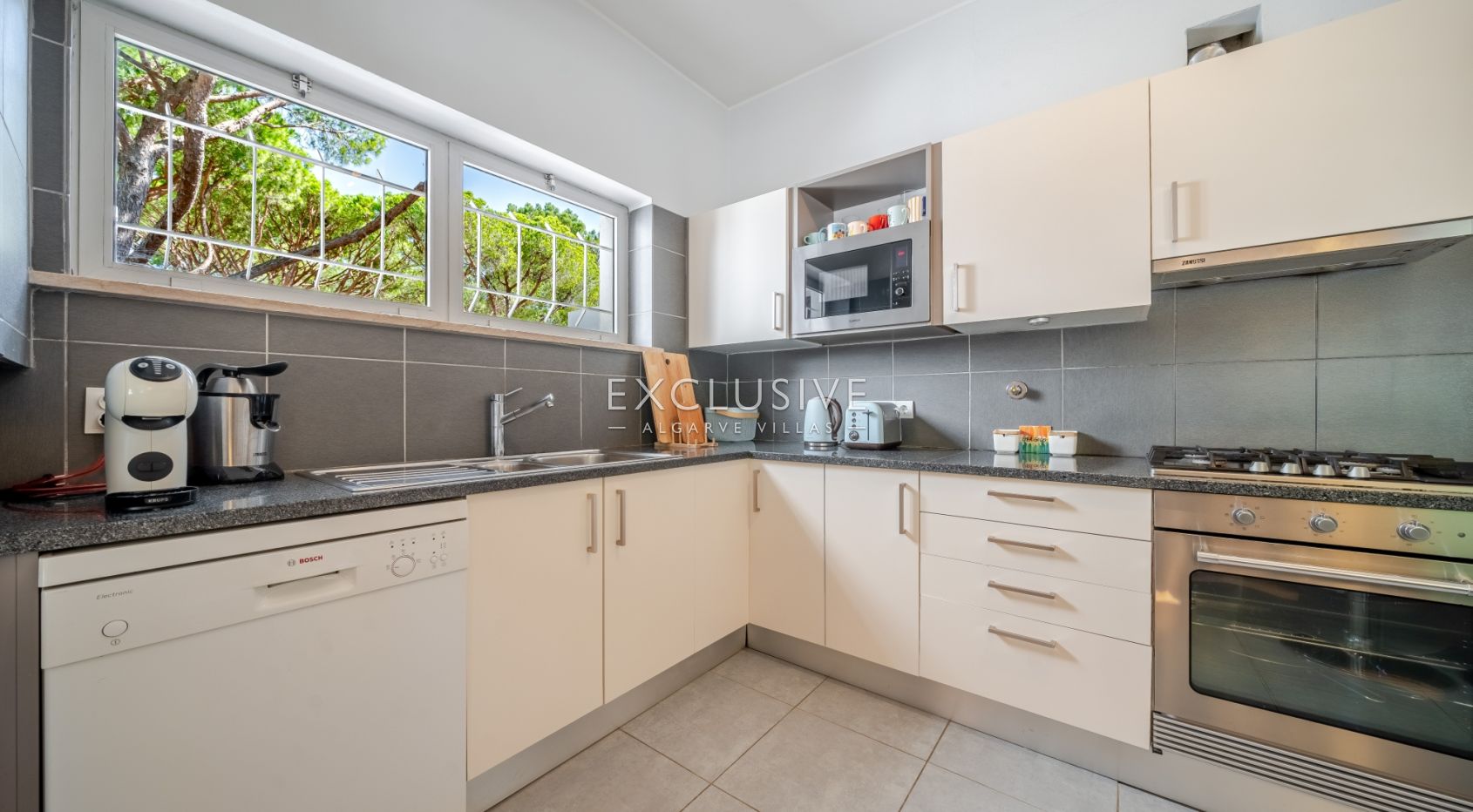Sie eine Wohnung im ersten Stock mit drei Schlafzimmern in Pinhal da Marina, Vilamoura