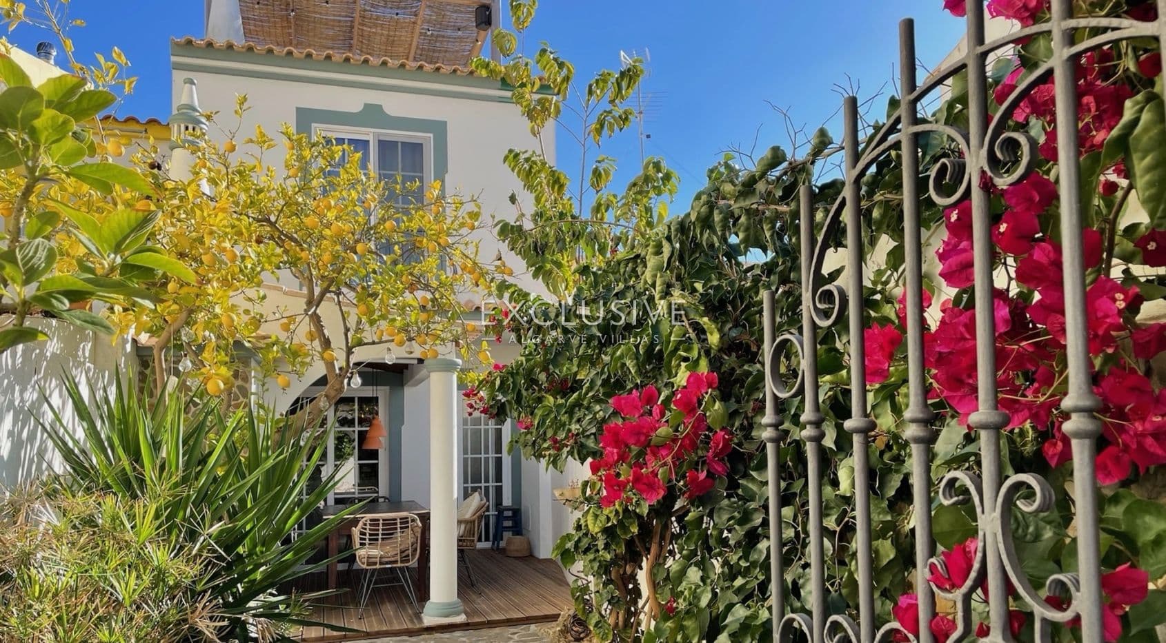 Reizendes Reihenhaus (T0 + 2) mit Dachterrasse und Innenhofgarten, Estômbar, Algarve-1