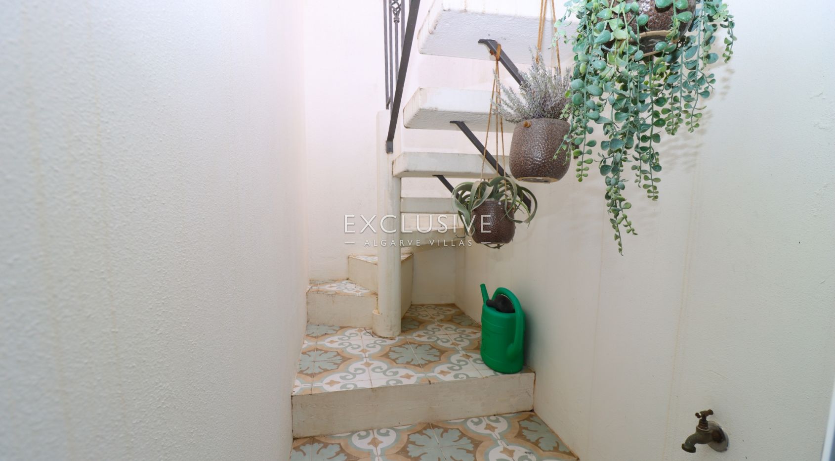 Reizendes Reihenhaus (T0 + 2) mit Dachterrasse und Innenhofgarten, Estômbar, Algarve