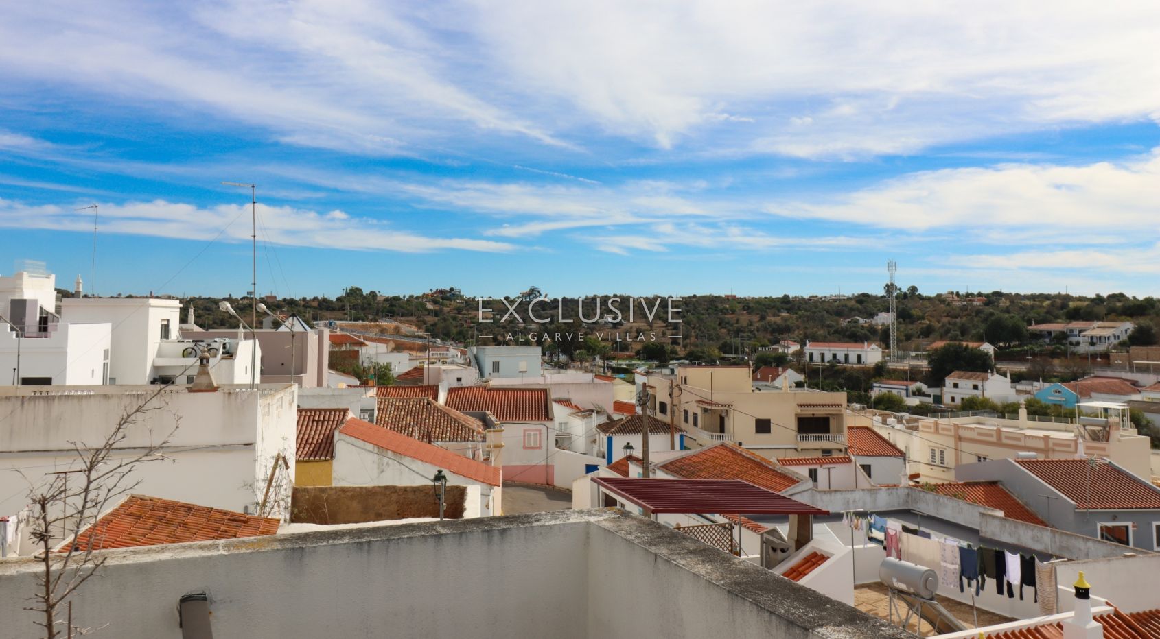 Reizendes Reihenhaus (T0 + 2) mit Dachterrasse und Innenhofgarten, Estômbar, Algarve