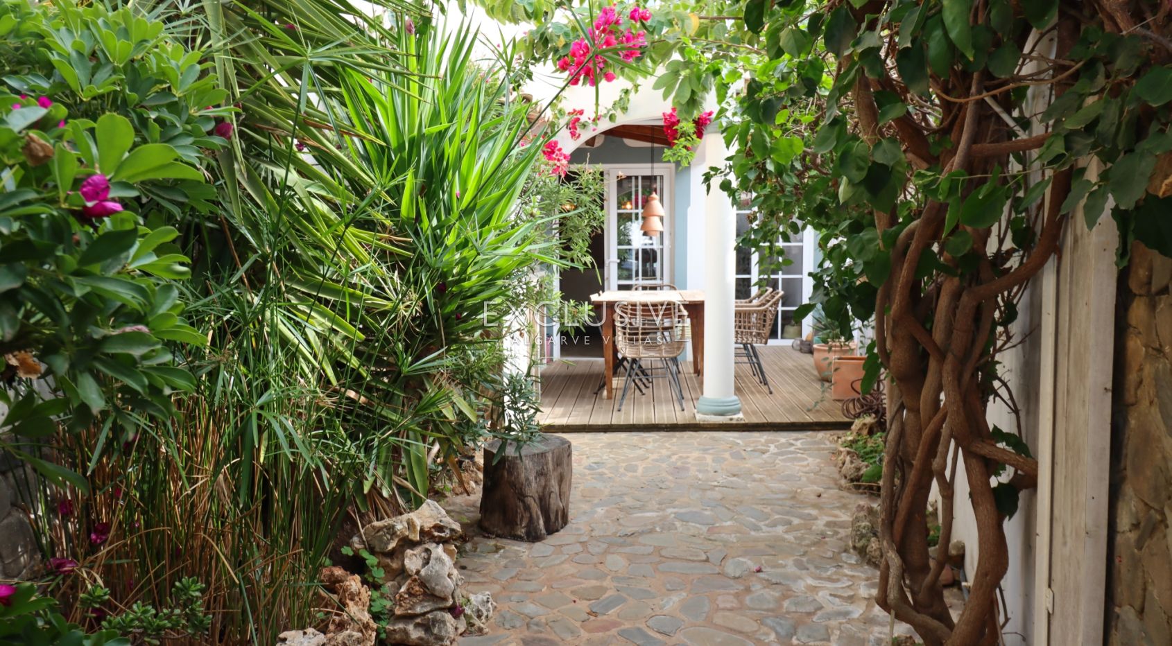 Reizendes Reihenhaus (T0 + 2) mit Dachterrasse und Innenhofgarten, Estômbar, Algarve