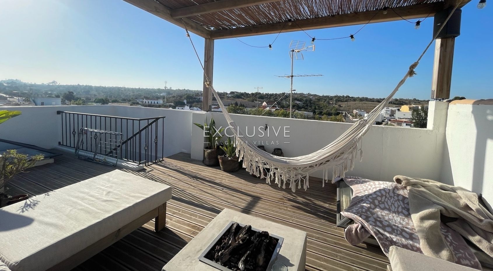 Reizendes Reihenhaus (T0 + 2) mit Dachterrasse und Innenhofgarten, Estômbar, Algarve